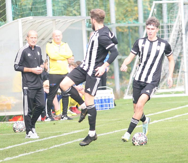 Divizní fotbalisté Holešova (v bílo-černém) doma v rámci 10. kola podlehli 0:1 Novým Sadům.