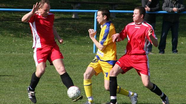 Fotbalisté Slavkova p. H. (okresní přebor), v červeném 