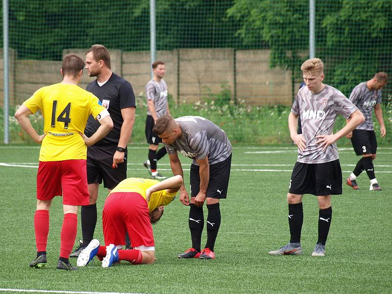 Fotbalisté Kroměříže (ve žlutých dresech) v pátečním přípravném zápase prohráli v Hodoníně 1:3.