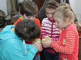 Na Velikonočním hanáckém dvorku v záhlinickém muzeu pletly děti tatary nebo si prohlédly domácí zvířata.