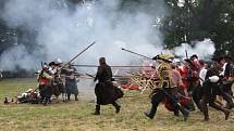 Rekonstrukci historické bitvy z roku 1643 předvedli v sobotu 11. července divákům nadšenci v Kroměříži. Oproti tehdejšímu výsledku ale tentokrát švédští nájezdníci nepořídili.