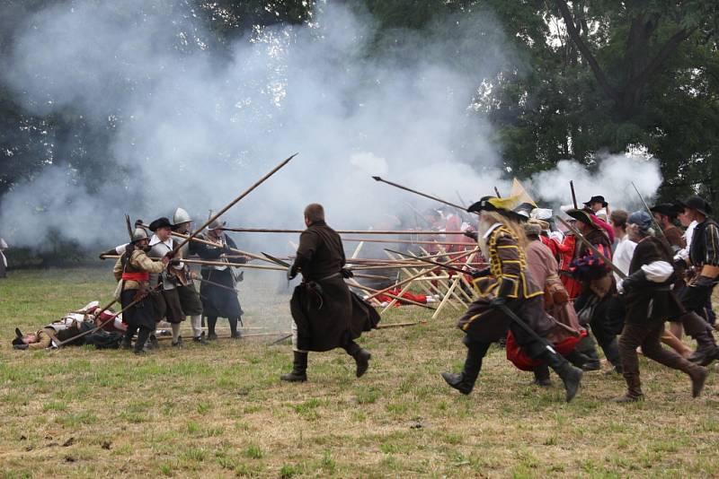 Rekonstrukci historické bitvy z roku 1643 předvedli v sobotu 11. července divákům nadšenci v Kroměříži. Oproti tehdejšímu výsledku ale tentokrát švédští nájezdníci nepořídili.