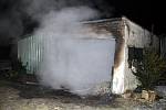 Požár garáže s přístřeškem v holešovské místní části Všetuly řešili během noci na pondělí 9.1. po druhé hodině ranní tamní hasiči. Škoda způsobená ohněm byla majitelem předběžně vyčíslena na sto tisíc korun.