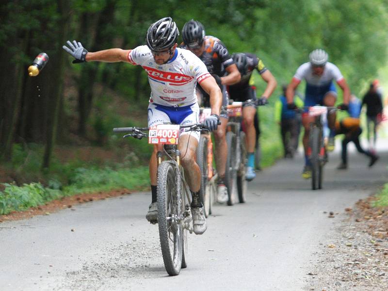 Cyklisté na bikemaratonu Drásal zdolávali valašské kopce i lesy, občas museli řešit i defekt. Dopravu řídili dobrovolníci i policie. V cíli se už cyklisté usmívali.