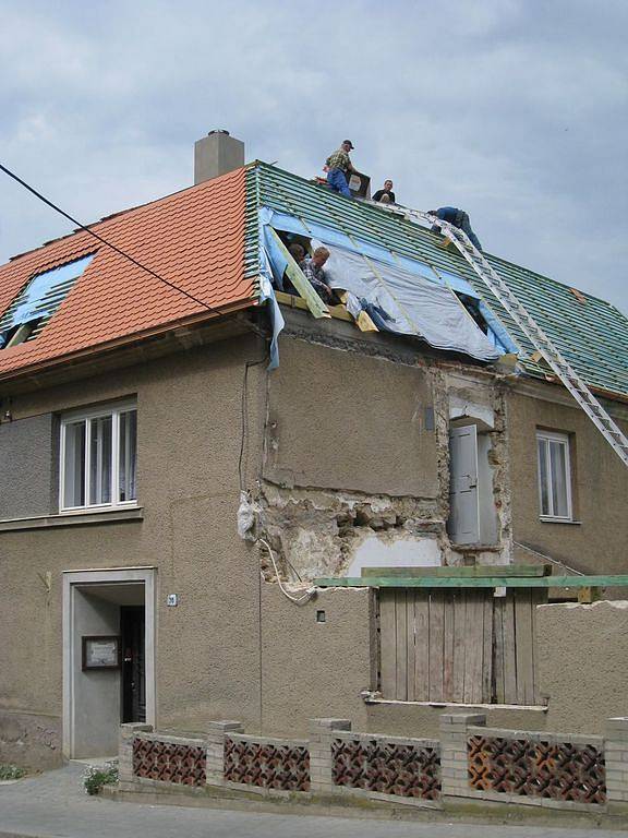 Od dubna pracují dělníci ve Zdounkách na stavbě nové střechy na budově fary.