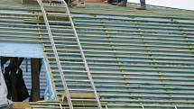 Od dubna pracují dělníci ve Zdounkách na stavbě nové střechy na budově fary.
