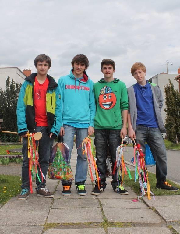 S upletenými tatary nebo zdobenými vařečkami vyrazili na Velikonoční pondělí chlapci ve Střílkách do ulic.