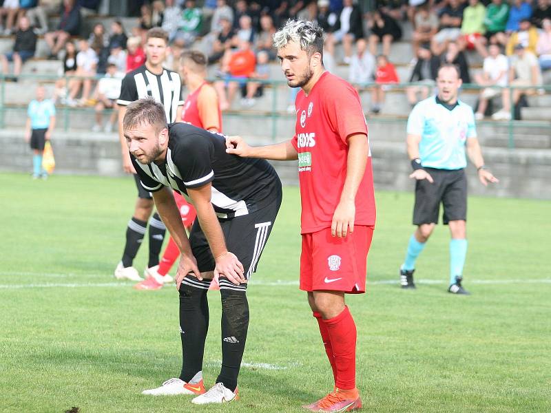 Divizní fotbalisté Holešova (v bílo-černém) doma v úvodním kole skupiny E vysoko podlehli rezervě Zbrojovky Brno 0:6.