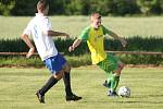 Fotbalisté Zahnašovic (ve žluto-zeleném) porazili v přímém souboji o 12. místo v tabulce kroměřížské III. třídy skupiny B Roštín 2:1