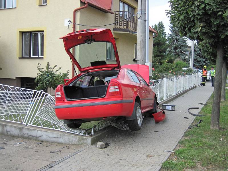 Řidič Škody Octavia v pátek 25. srpna po třinácté hodině v Holešově nezvládl řízení a vyjel na chodník, kde narazil do oplocení pozemku rodinného domu.FOTO: HZS ZK