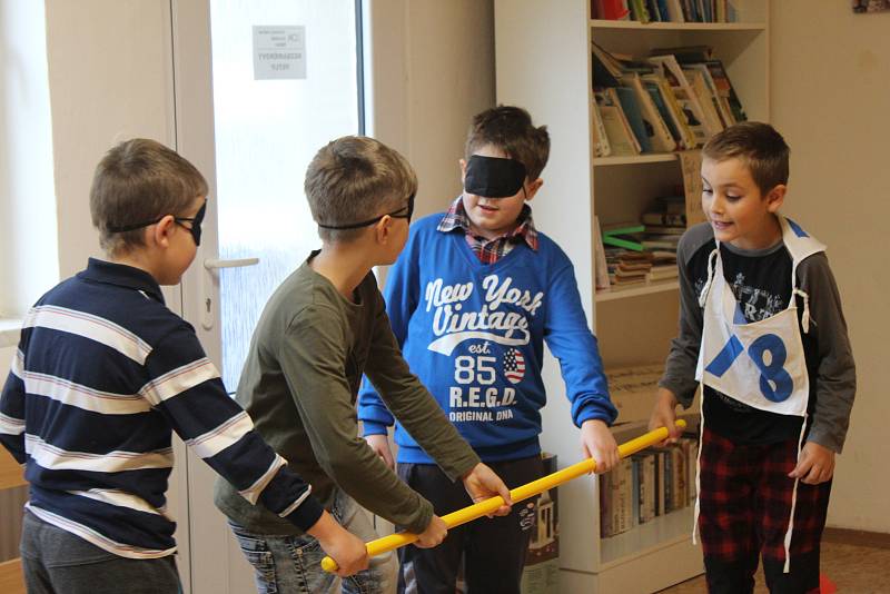 V holešovském TyMy centru pojali Den bez aut hravě: děti si tam vyzkoušely jízdu zručnosti, nordic walking, poznávání dopravních značek, nebo zdravovědu. Kromě toho je ale čekal také slalom na invalidním vozíku a slepecké dráhy.