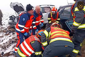 V Bařicích-Velkých Těšanech bourala dvě osobní auta. Tři lidé skončili po nehodě v nemocnici.
