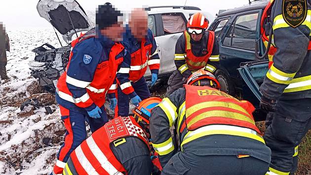 V Bařicích-Velkých Těšanech bourala dvě osobní auta. Tři lidé skončili po nehodě v nemocnici.