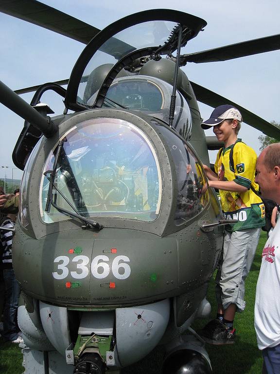 Ve čtvrtek 29. května 2008 oslavily děti na fotbalovém hřišti ve Zdounkách svůj svátek. Na akci přiletěly dva bojové vrtulníky.