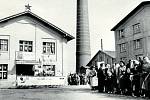 FATRA, ZÁVOD CHROPYNĚ, PRVNÍ MÁJ. Zaměstnanci Technoplastu se zapojovali do tradičních socialistických oslav prvního máje. Fotografie pochází z roku 1960.