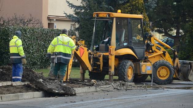 Ve středu v dopoledních hodinách byla prováděna oprava prasklého potrubí. Na ulici ČSA a Karolíny světlé byla přerušena dodávka pitné vody.