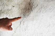 Přes 130 let staré podpisy od tehdejších řemeslníků a sluhů jsou k vidění na zdech v podkroví holešovského zámku.