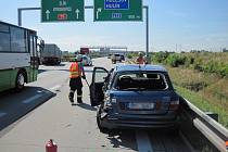 Nehoda osobního auta s náklaďákem se stala na D55 ve směru na Otrokovice.