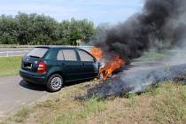 Auto u sjezdu na dálnici ve směru do Brna.