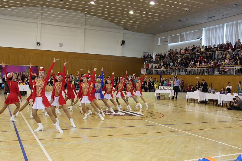 HLAVNĚ SI TO UŽÍT. Mažoretky jsou tam, kde se snoubí krása a elegance s tancem.