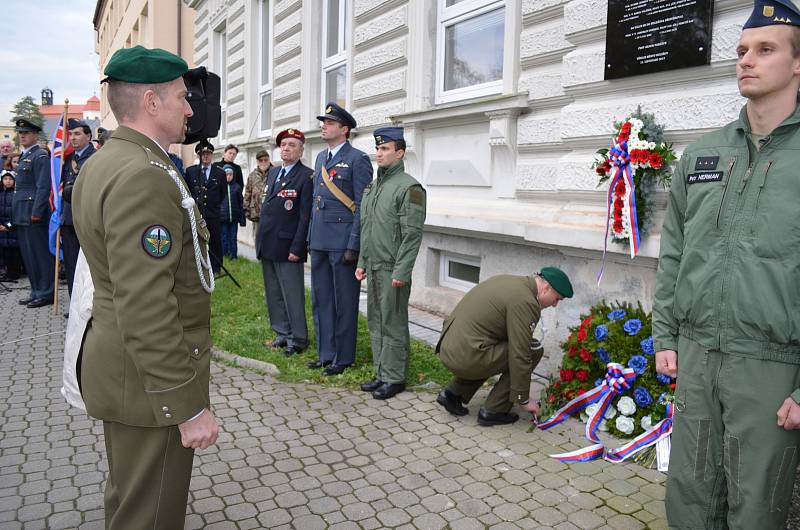 Pamětní deska na budově 1. Základní školy v Holešově připomíná od sklonku minulého týdne zásluhy šesti obyvatel města, kteří během 2. světové války sloužili v československých leteckých jednotkách Britského královského letectva RAF: právě tuto školu totiž