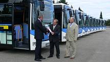 Společnost Krodos zakoupila deset nových nízkopodlažních autobusů. Od středy budou plně uvedeny do provozu. Nové autobusy jsou ekologicky šetrné k životnímu prostředí a součástí výbavy je také bezbariérová plošina pro nástup vozíčkářů.