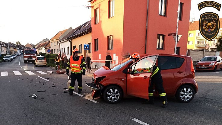 Záchranáři zasahují v pátek 29. března 2024 u nehody dvou osobních automobilů v Kvasicích na Kroměřížsku.