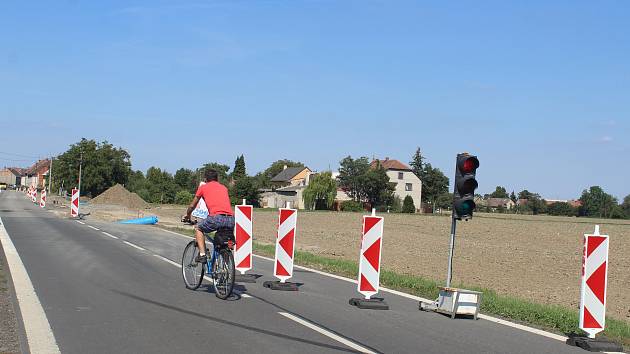 Bezpečnostní opatření nutná kvůli pracích na vozovce budou řidiče při průjezdu Kyselovicemi trápit až do konce listopadu.