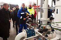 Premiér Andrej Babiš při otevření nové výdejní lávky na pohonné hmoty.