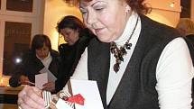 V kroměřížské galerii Artizóna prodávali ve středu 1. prosince 2010 členové Sdružení přátel výtvarného umění Kroměřížska autorské novoročenky a vánoční přání.