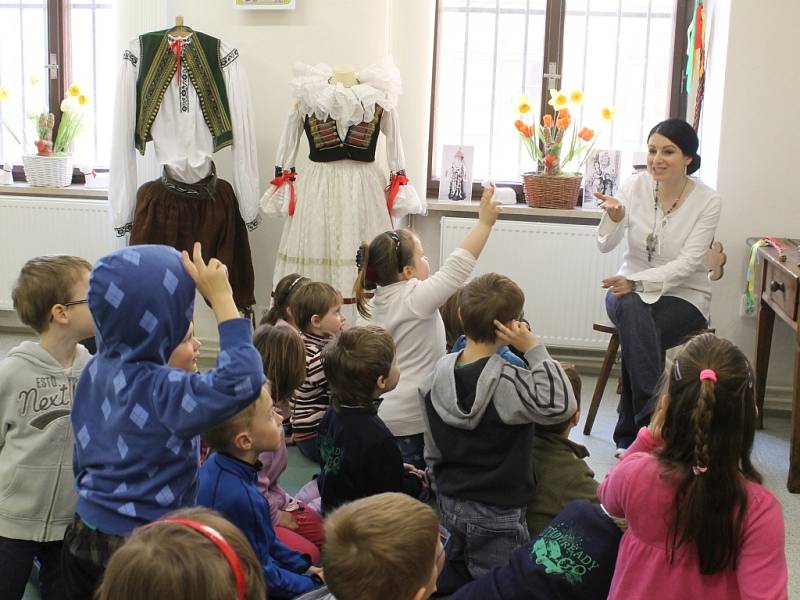 Muzeum Kroměřížska nabízí do 17. dubna Velikonoční program pro mateřské školy a žáky prvního stupně. Navštívily ho například děti z Mánesovy mateřské školy z Kroměříže.