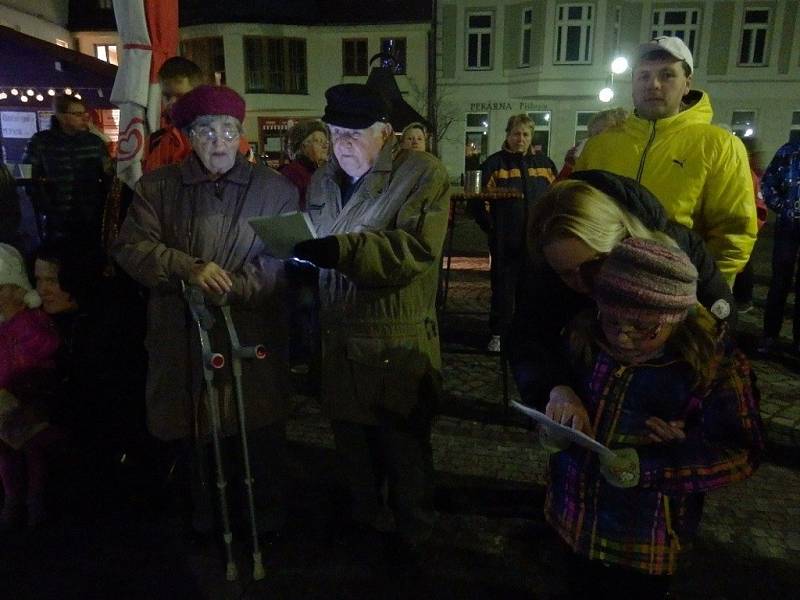 V Holešově se ve středu 9.12. lidé připojili k akci Česko zpívá koledy na tamním náměstí Dr. Beneše.