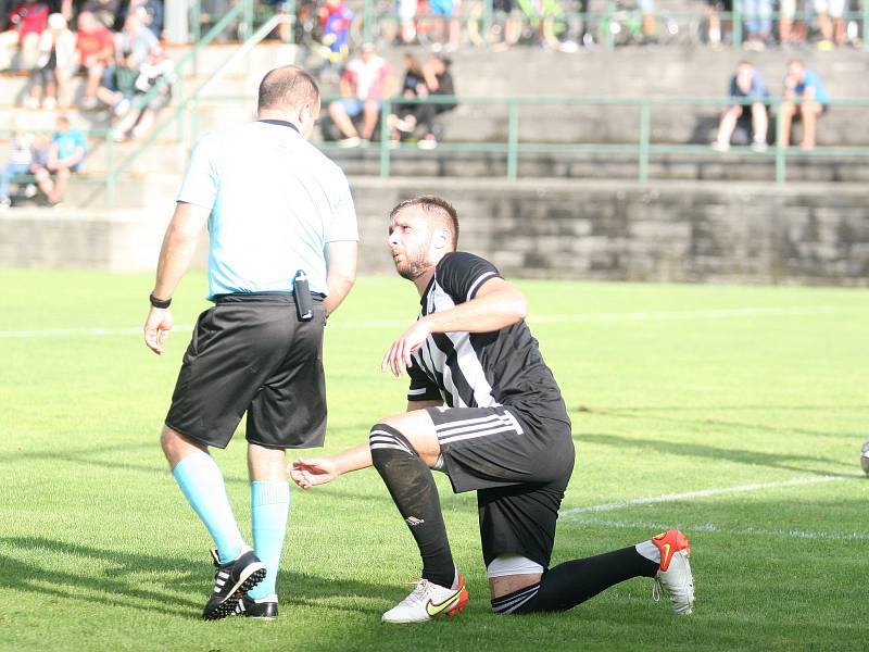 Divizní fotbalisté Holešova (v bílo-černém) doma v úvodním kole skupiny E vysoko podlehli rezervě Zbrojovky Brno 0:6.