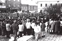 1989. I v Bystřici pod Hostýnem nebyli lidé spokojeni s ekonomickou a politickou situací a hojně se účastnili demonstrací za demokracii. Nepokoje po celé zemi a rozpad bývalého Východního bloku vedli k pádu komunistického režimu a život ve městech se zača