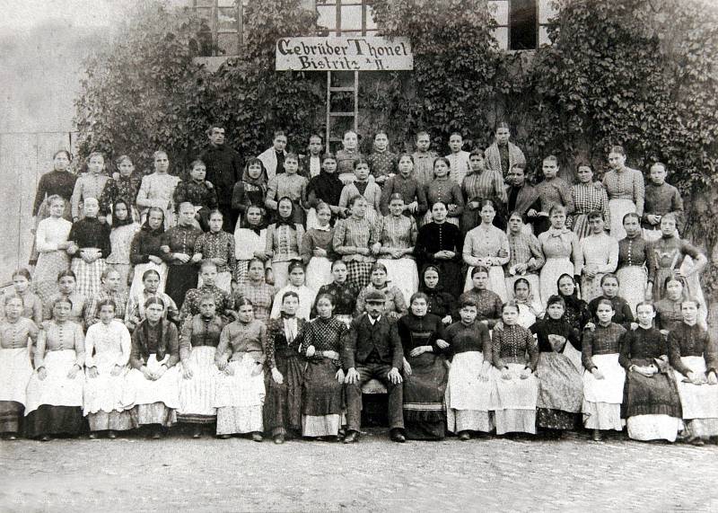 ZAMĚSTNANKYNĚ 1920. Ve firmě TON své uplatnění ve velké míře našly hlavně ženy, které odváděly precizní práci, a že jich nebylo málo.