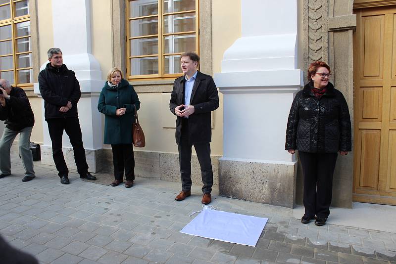 Osud posledního kroměřížského rabína a jeho rodiny v nově připomínají čtyři kameny zmizelých zasazené do chodníku před bývalou židovskou radnicí v Moravcově ulici. Zástupci města je slavnostně odkryli v pondělí 6. listopadu.