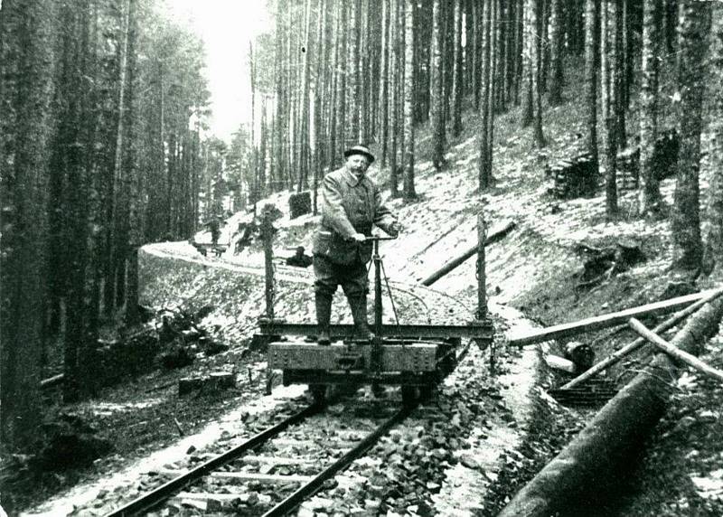 Rajnochovickou lesní železnici provozuje parta nadšenců od roku 2011. Připomíná původní železnici z let 1905-1921.Na archivním snímku správce lesní železnice.