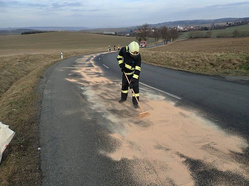 Hasiči ze dvou jednotek likvidují vyteklý olej, který v neděli 16. ledna 2022 znečisti 300 metrů dlouhý úsek silnice mezi Roštínem a Cetechovicemi na Kroměřížsku.