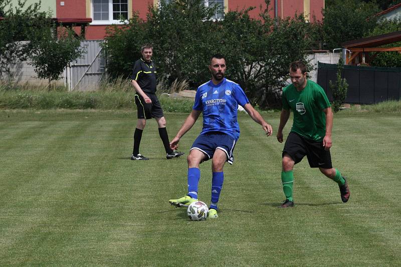 Jubilejní desátý ročník Memoriálu Antonína Vašáka ve Zborovicích ovládli fotbalisté Kvasic (červené dresy).