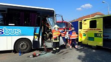Srážka autobusu s kamionem v Morkovicích