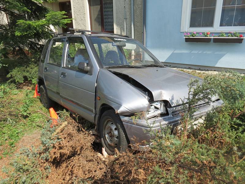 V Břestu havarovala devětasedmdesátiletá řidička vozu Daewoo Tico, která si při jízdě nastavovala clonu proti slunci a nevěnovala se plně řízení.