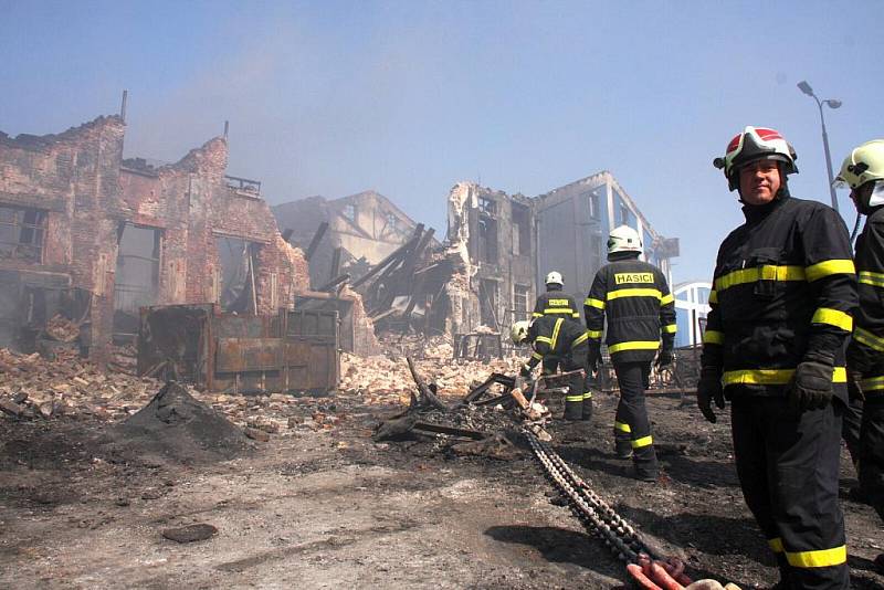 Záchranáři z Hlučína nasadili k likvidaci požáru těžkou techniku. 