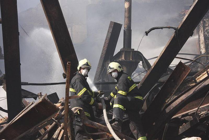 Záchranáři z Hlučína nasadili k likvidaci požáru těžkou techniku. 