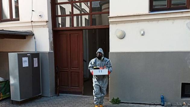 Chemikálie byly z Kroměřížského gymnázia odvezeny, studenti zůstávají doma