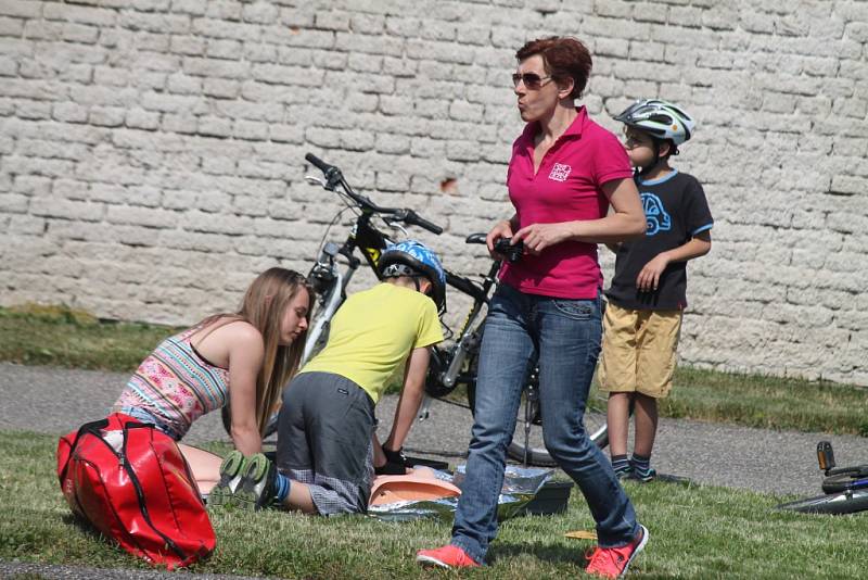 Akce Na kole jen s přílbou nabídla v na hřišti holešovské 1. Základní školy ve středu dětem zkoušku zručnosti, kontrolu kola a přilby a také si zkusily resuscitaci a první pomoc.