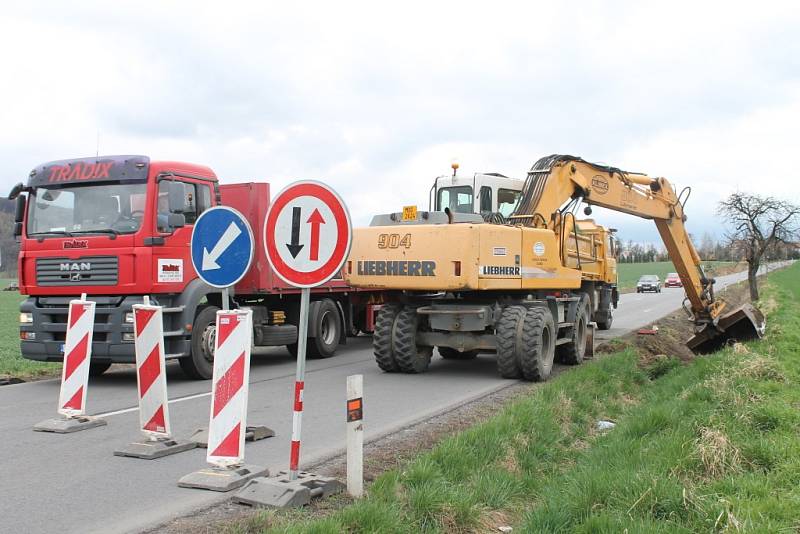 Po zimě se silničáři už pustili do pokračování opravy cesty v Jarohněvicích. V těchto dnech je na místě těžká technika, která upravuje terén. V místě je omezená rychlost na třicet kilometrů v hodině.