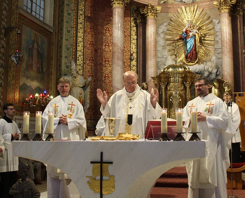 Včelaři se na Hostýně, při své 19. národní pouti, symbolicky loučili s arcibiskupem Janem Graubnerem. Ten pozval věřící na velehradskou pouť v krojích