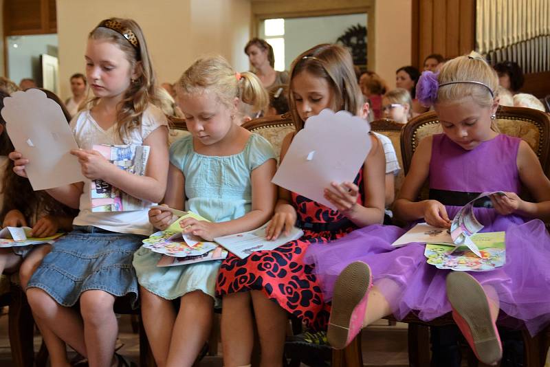Prvňáčky z holešovské 3. základní školy městské knihovnice ve středu 14. června pasovaly do stavu čtenářského.