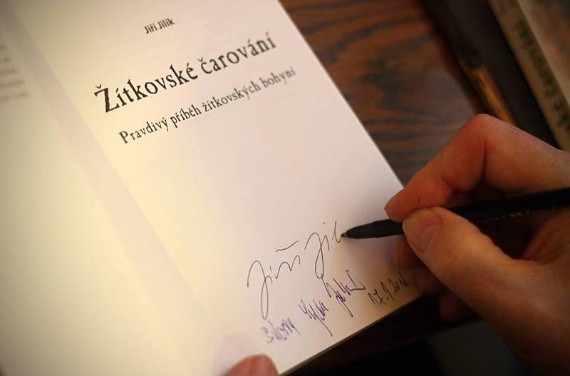 Hudebně literární akce Večer při svíčkách s bohyněmi ze Žítkové se ve středu konala v Muzeu Františka Skopalíka v hulínské místní části Záhlinice. Pořadem provázel historik Jiří Jilík (na snímku).