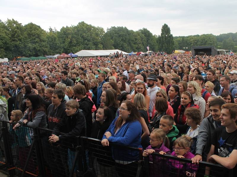 V areálu Holešovského zámku se o víkendu odehrál už čtvrtý ročník Holešovské regaty. Letos poprvé jakou dvoudenní festival. Kromě hudebních hvězd, nechyběla ani netradiční plavidla, přejezd vodní lávky na kole a spousta atrakcí pro děti.